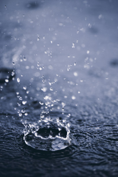 雨滴落在水面上.