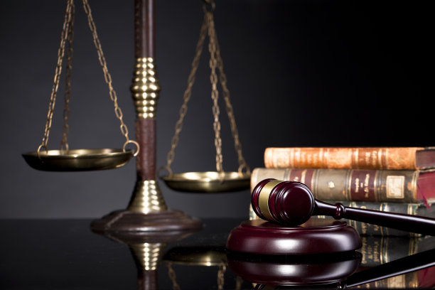 法官的小槌和正义的天平