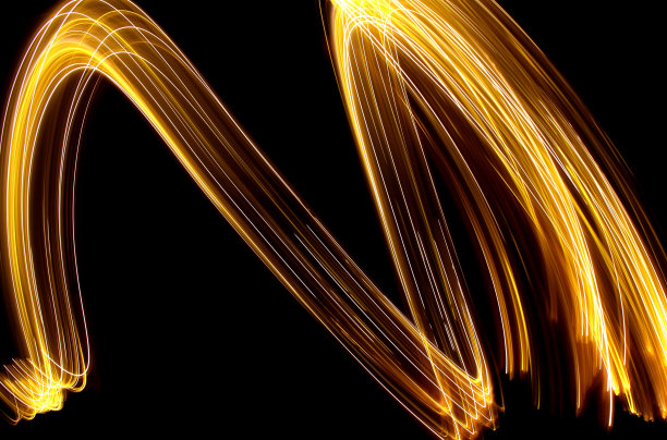 长时间曝光,光线在黑色背景下旋转蓝色渐变科技感线条曲线流体光效