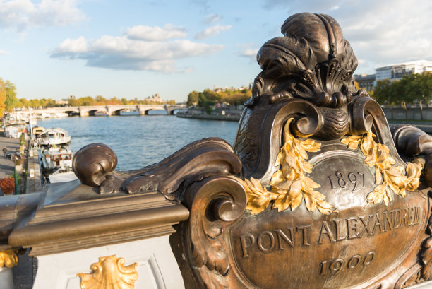 亚历山大桥是巴黎的第三座桥，位于塞纳河上，桥上有船只