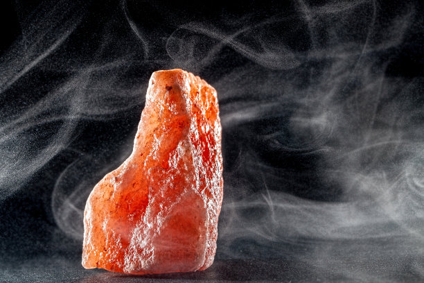 喜马拉雅粉岩盐晶体。健康饮食富含矿物质的超级食物