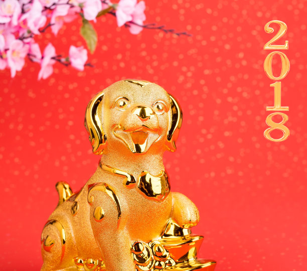 红纸上的金狗雕像