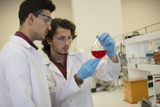 大学化学实验室研究学生在课堂上工作