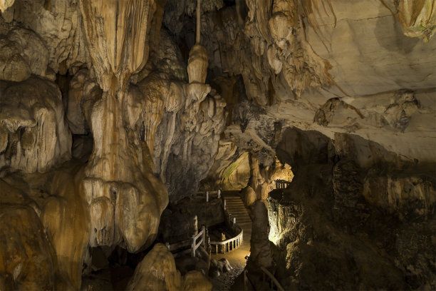 在亚洲老挝，有混凝土步道和灯的洞穴