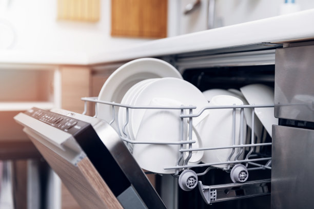 开放式洗碗机和干净的盘子在家庭厨房