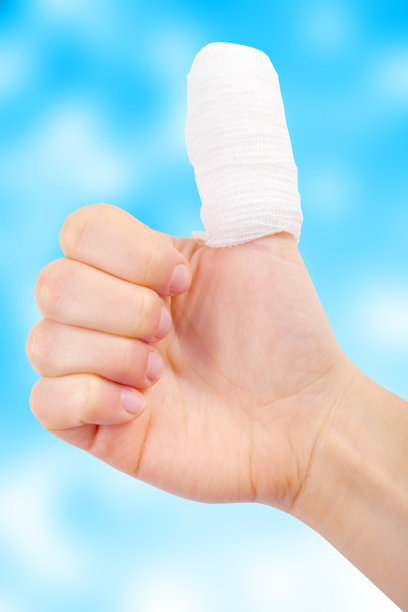 受伤的手指用绷带包扎