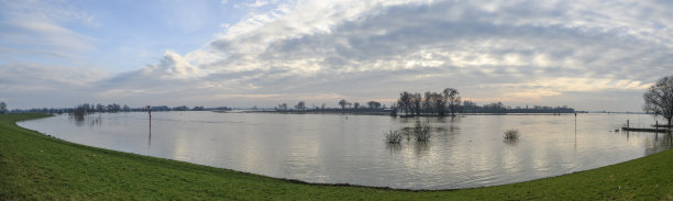 荷兰IJssel河泛滥区域的洪水全景图
