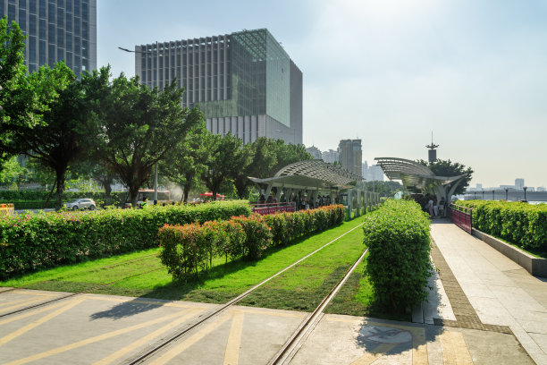 中国广州市中心的电车站和草地轨道