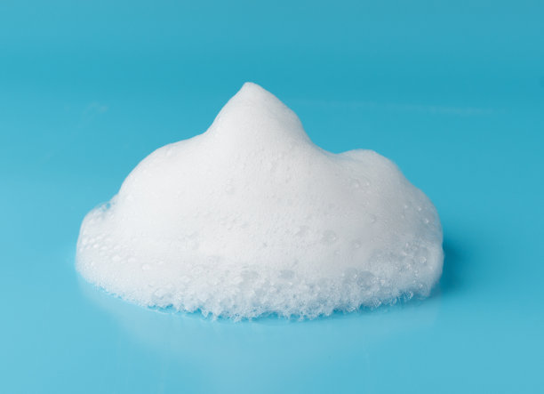 肥皂洗发水泡沫泡沫隔离在蓝色背景物体上的保健产品设计理念