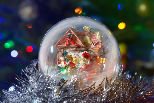 有圣诞老人和灯笼的发光的雪花球。长时间曝光