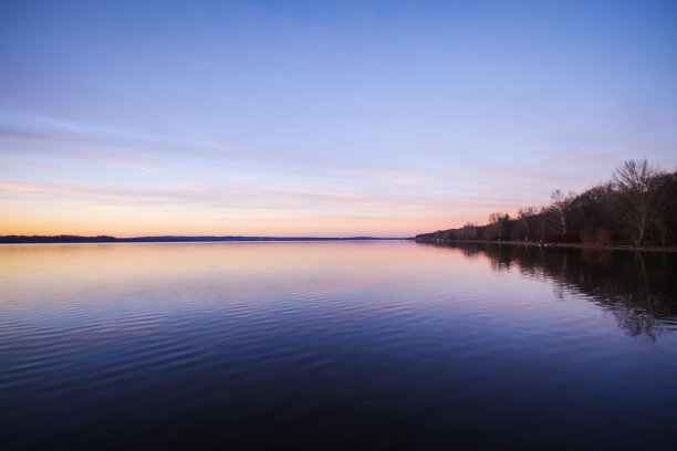 冬天日落时的斯塔恩伯格湖
