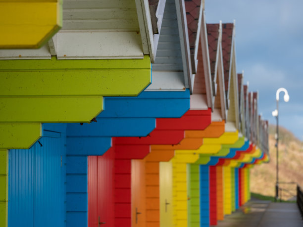 英国东海岸的一排彩色抽象的海滨别墅。