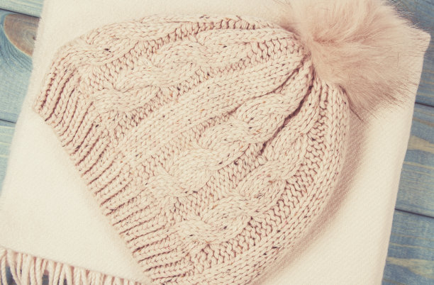 暖冬针织衣服-帽子，围巾，蓝色背景。