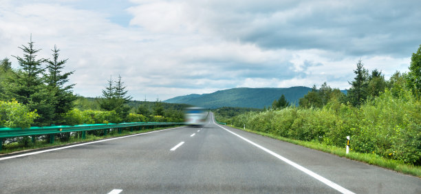 阴天下空旷的乡村公路