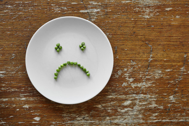 盘子里的豌豆露出了悲伤饥饿的笑脸