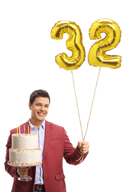 一个穿着优雅的男人拿着一个生日蛋糕和一个32号形状的气球