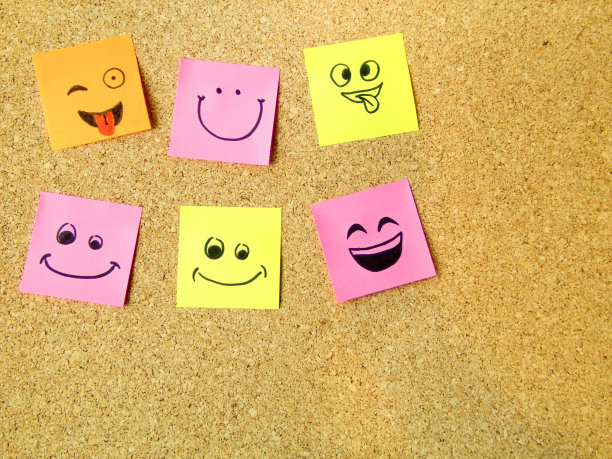 办公室将各种笑脸贴在有拷贝空间的硬纸板上