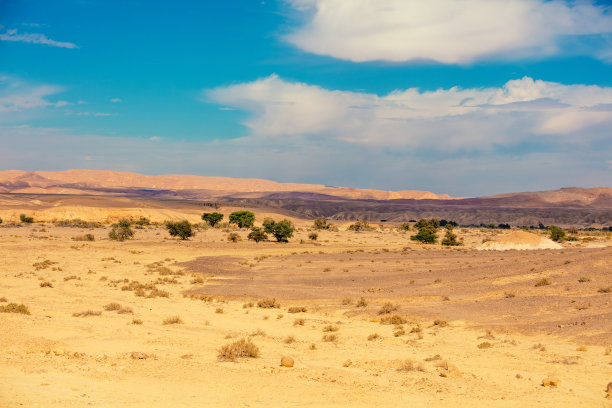 沙漠景观与蓝天