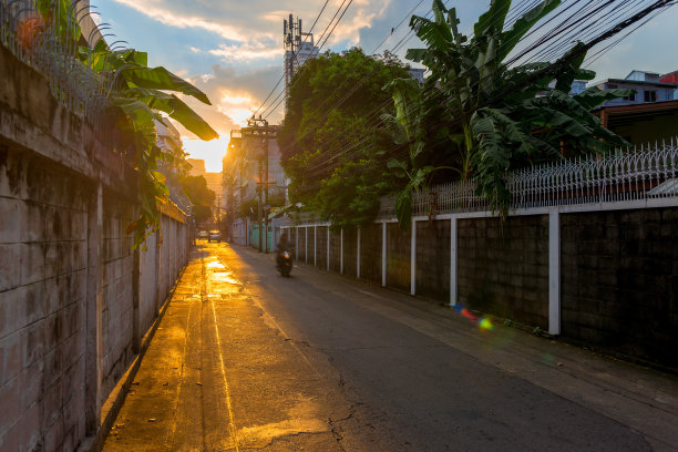 曼谷美丽的街道在橙色的夕阳光线