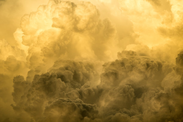 云类型学:在夏季季风雷暴期间的阴沉天空积云
