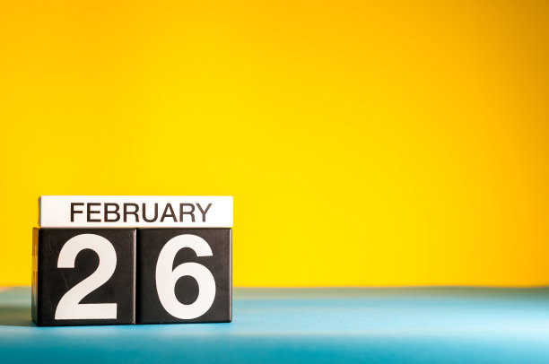 2月26日。2月26日，日历以黄色为背景。冬天的时间。文本空白