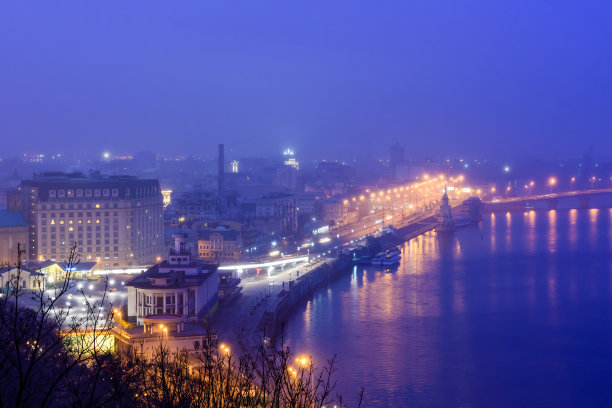 基辅、第聂伯河、河站和波迪尔历史街区的夜景