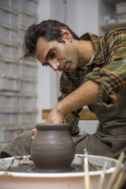 艺术家在作坊里用纺车制作陶土