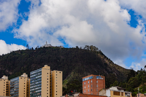 Bogotá，哥伦比亚-从首都的Candelaria仰望Monserrate的安第斯峰