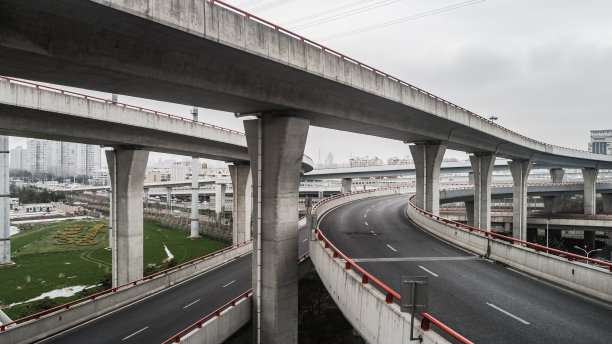 多云天气城市公路和立交桥鸟瞰图