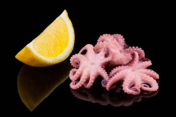 用柠檬腌制的小章鱼在黑色的背景上