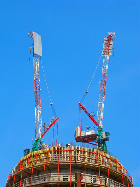 塔式起重机在施工建筑的顶部