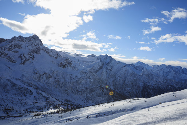 山顶的高山景观。意大利阿尔卑斯山滑雪场。航道Tonale。意大利、欧洲。