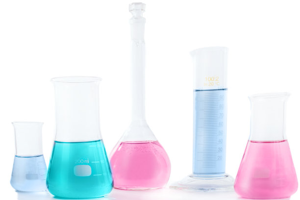 有彩色液体和试剂的化学实验室烧杯。研究科学和医学实验室。