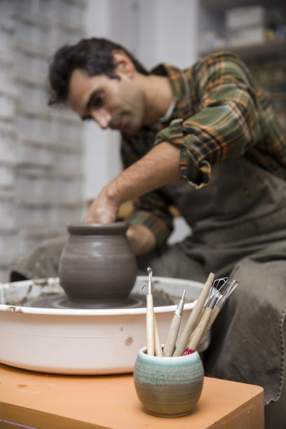 艺术家在作坊里用纺车制作陶土