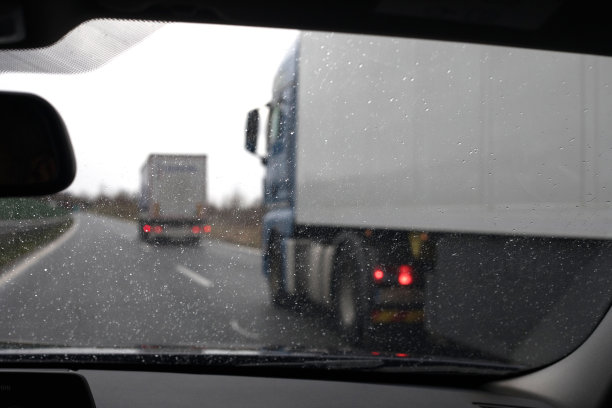 雨中高速公路上的半卡车