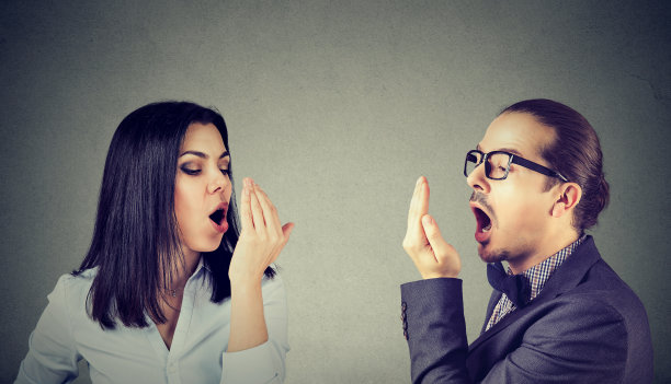 一对年轻夫妇,一男一女屏住呼吸