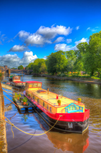 英国约克河乌斯河上五颜六色的驳船