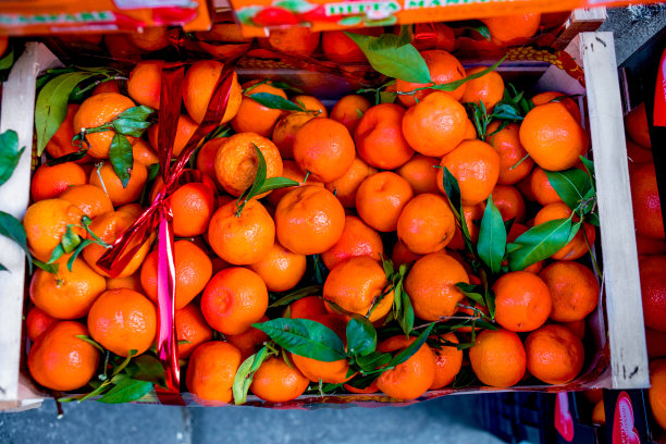 水果喜庆的盒子。用红丝带装在盒子里的新鲜橘子(橘子，小柑橘，柑桔)。收获的概念。顶视图,n