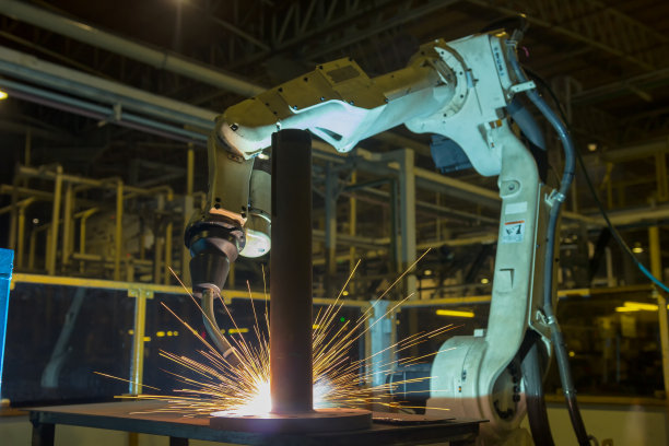 工业是在工厂焊接组装汽车部件