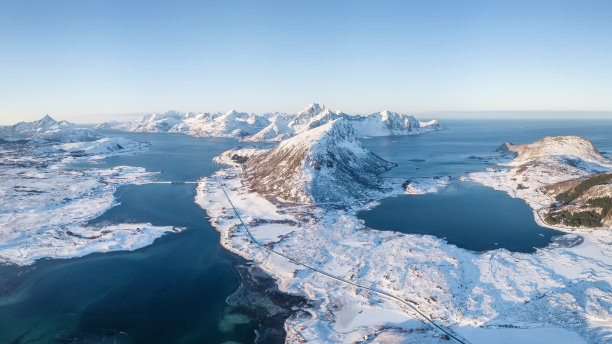群山和大海的全景。挪威美丽的自然空中景观