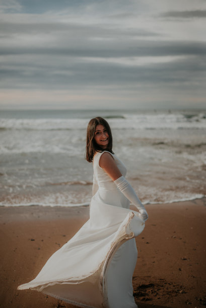海滩上穿着婚纱的女人