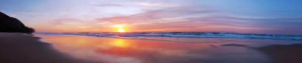 全景从一个美丽的日落在一个遥远的海滩在葡萄牙西海岸