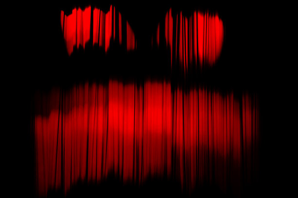 红色条纹窗帘在剧院优雅的纹理背景中作为可怕的面孔。抽象的恐怖画面