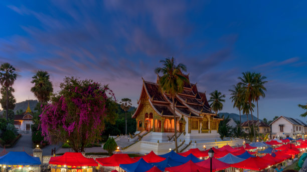 老挝琅勃拉邦国家博物馆前的夜市纪念品市场。