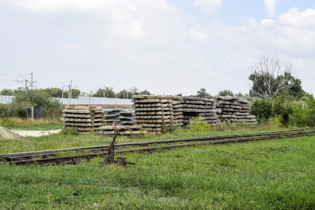 铁路附近的混凝土枕木。rails的修复。