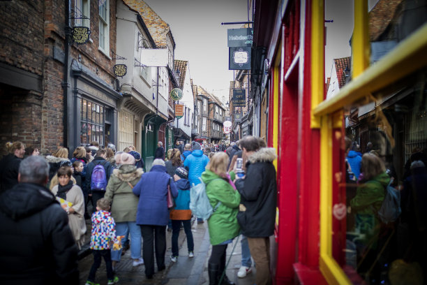 The Shambles，约克，2018年2月16日。在英国约克郡的传统城市约克的中世纪和历史购物街，拥挤的人群