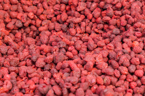 干红浆果陈列于农贸市场，背景