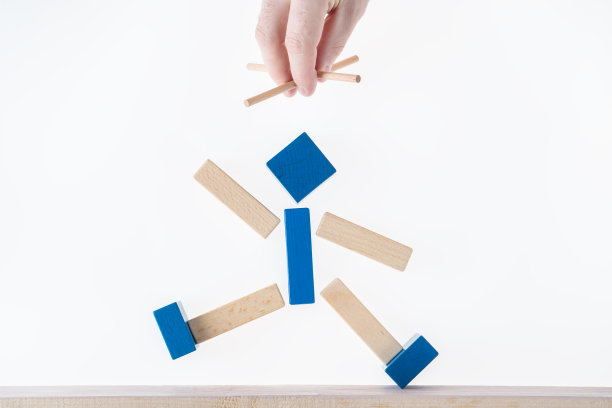 商业操纵,控制人,催眠的概念.抽象的人操纵着木偶的手,隐藏着操纵.