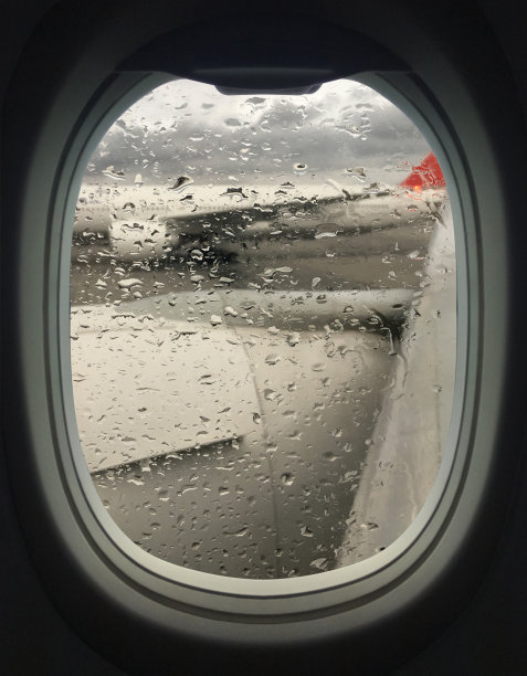 飞机多雨的天气