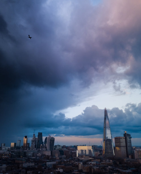 伦敦空中日落与雷雨城市全景